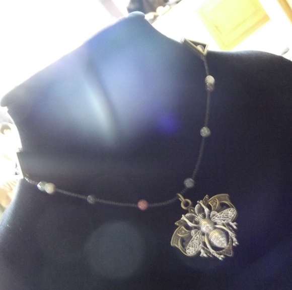 Bee necklace - Picture 5 of 5